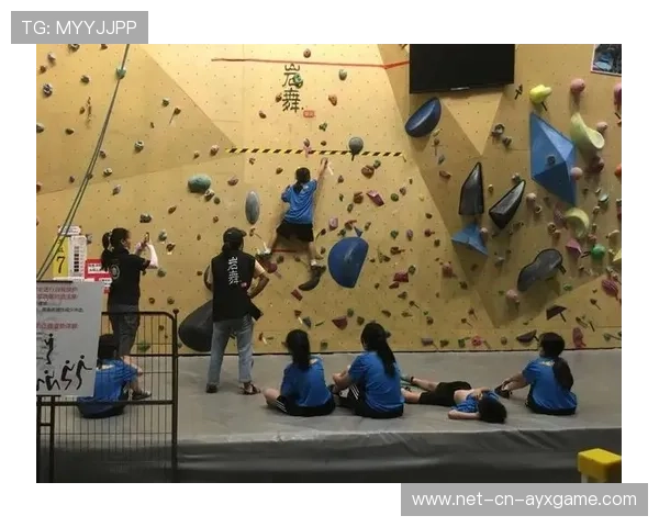 国际攀岩训练营设立青少年环保岗